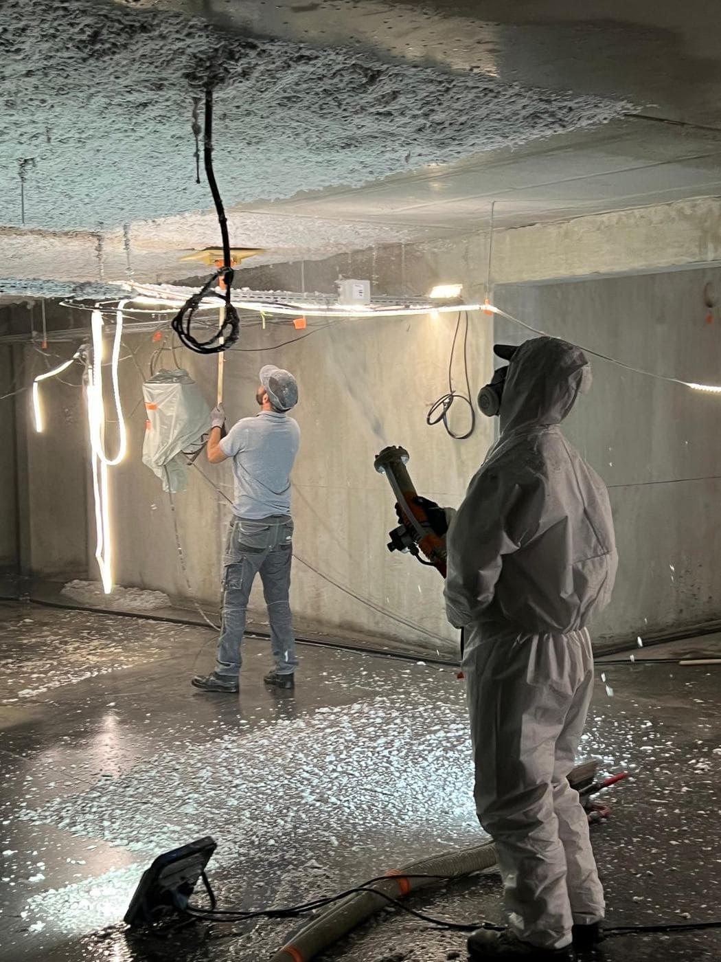 Flocage isolation thermique — Projection en cours, sous-sol
