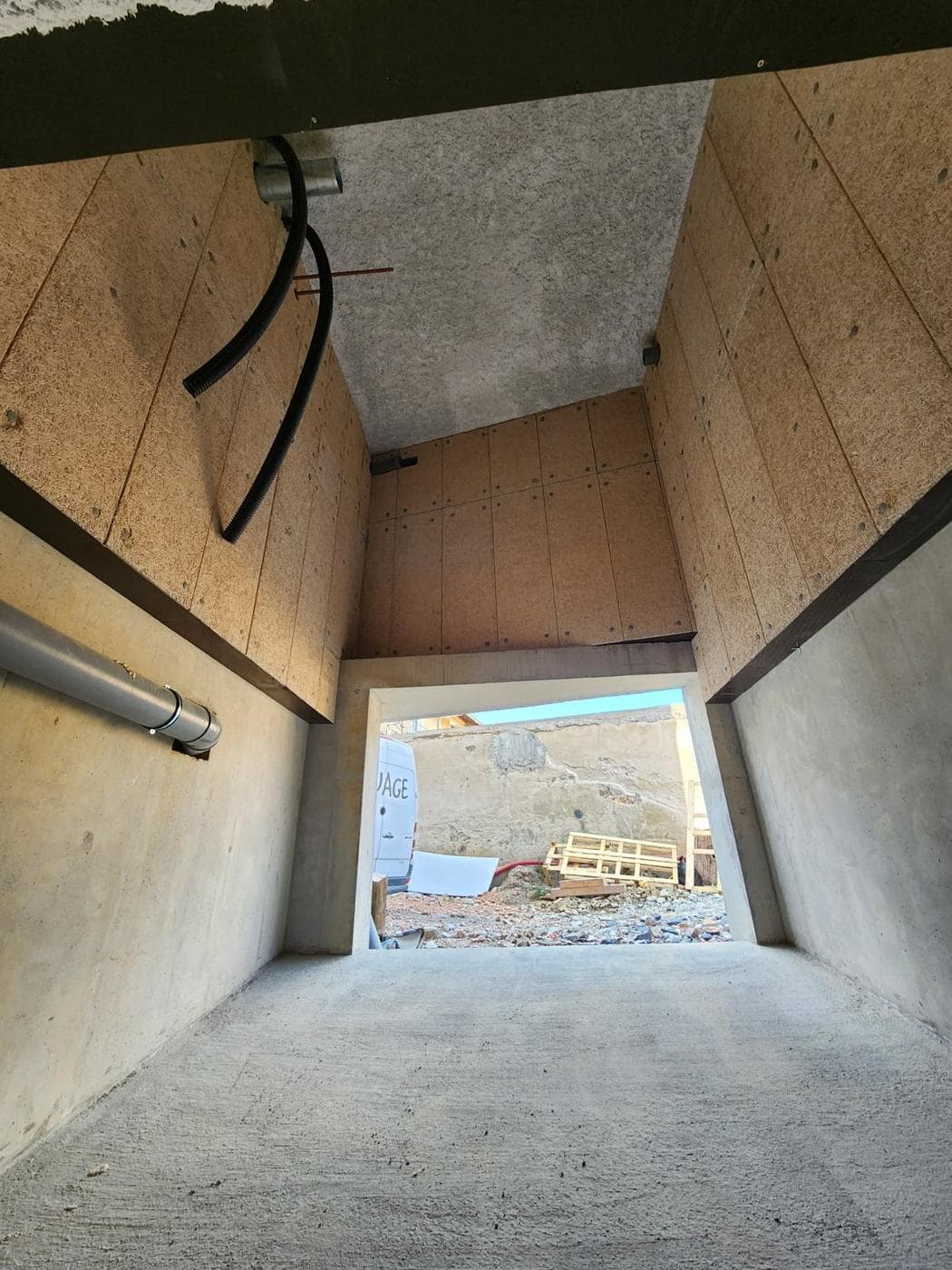 Pose de panneaux isolants verticaux — Local technique, panneaux sur murs et plafond